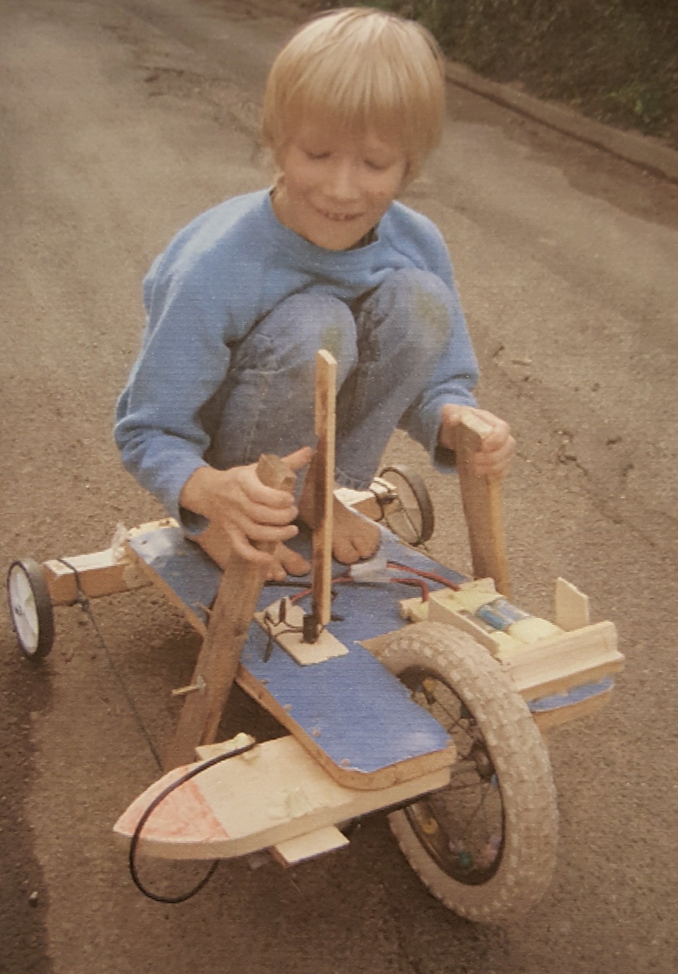 Ich als Kind mit selbstgebautem 18V Akkubohrer-Gokart - frühe Technik-Begeisterung